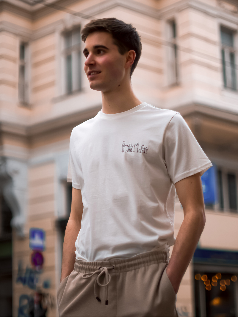 Mann mit weißem nachhaltigen Baumwollshirt mit Katzenbandmotiv draußen von vorne 