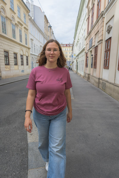 Fau mit rosa nachhaltigem Shirt aus Wien