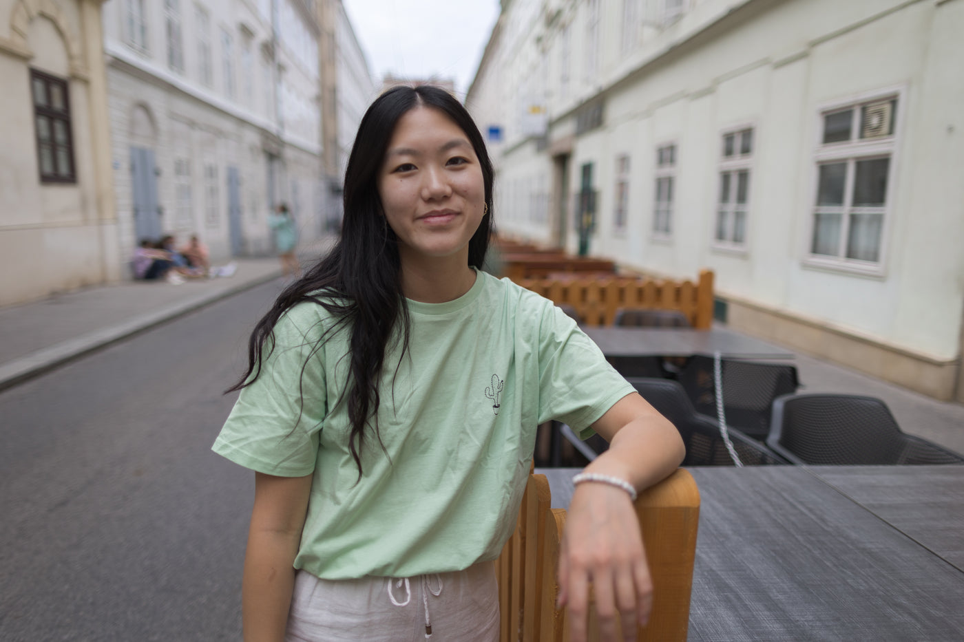 Mädchen mit nachhaltigen Shirt aus Wien