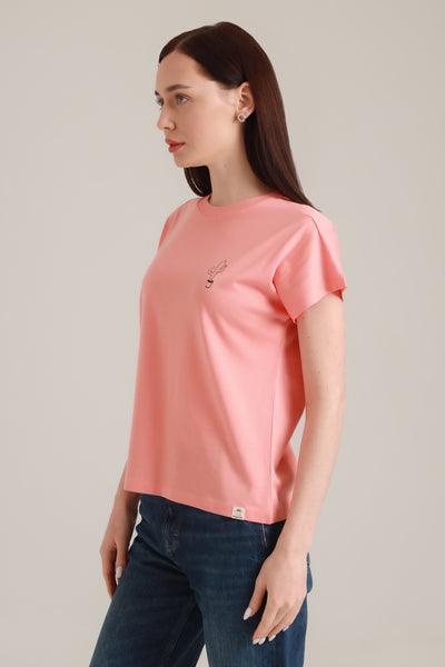  Frau in fairem Modeshirt in Rosa mit Kaktus-Motiv aus Wien von Seite