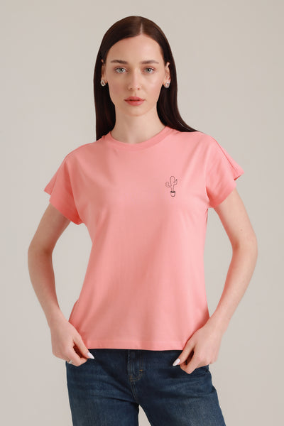 Frau in fairem Modeshirt in Rosa mit Kaktus-Motiv aus Wien von vorne