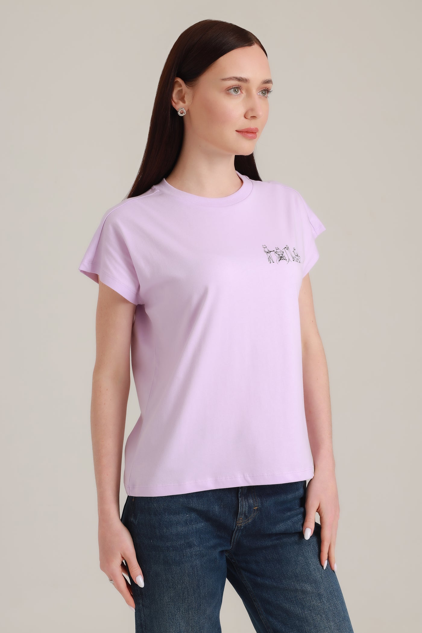 Frau in fairem Modeshirt in Lavender mit CatBand-Motiv aus Wien von vorne