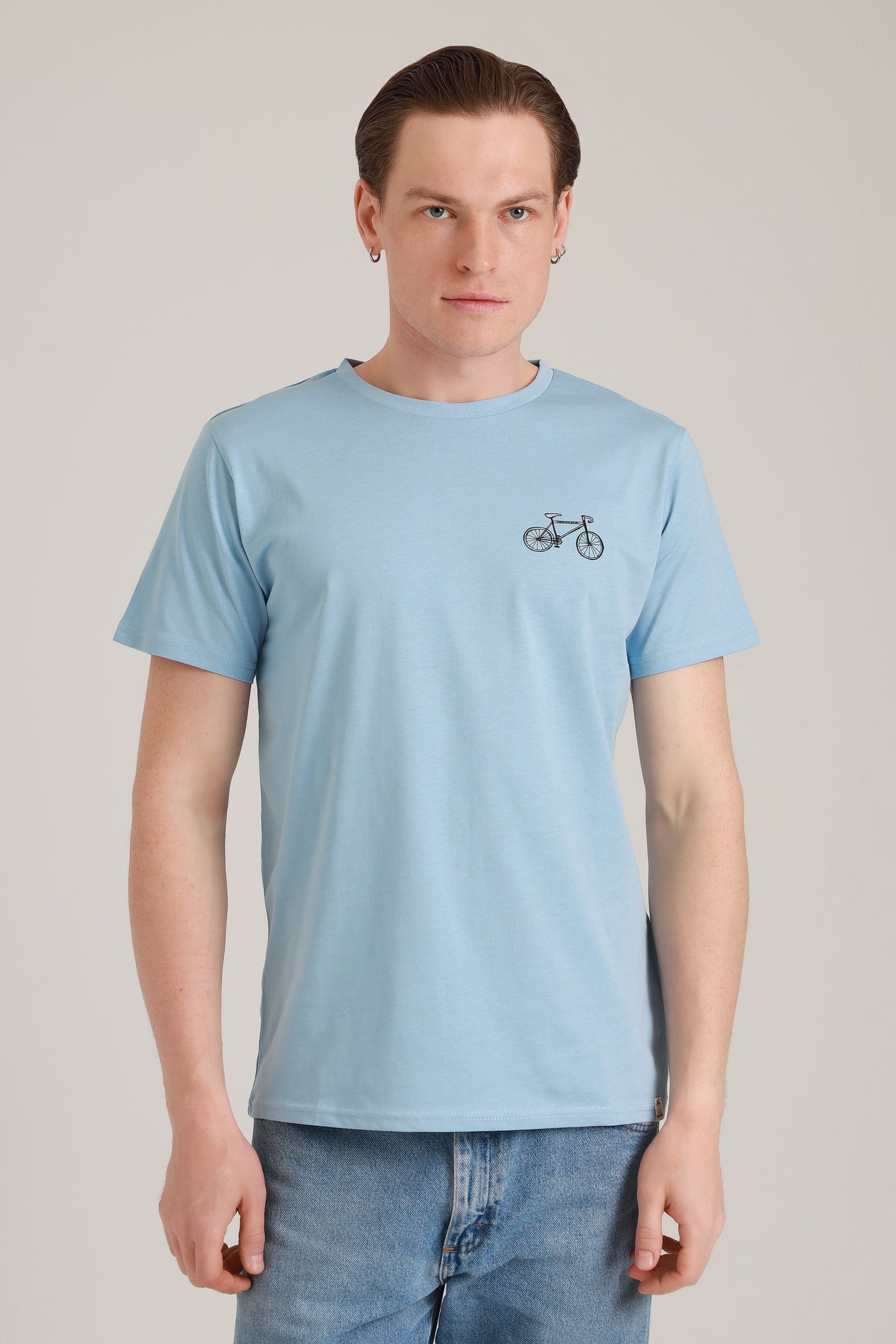 Mann in nachhaltigem Shirt in Blau mit Bike-Motiv aus Wien von vorne