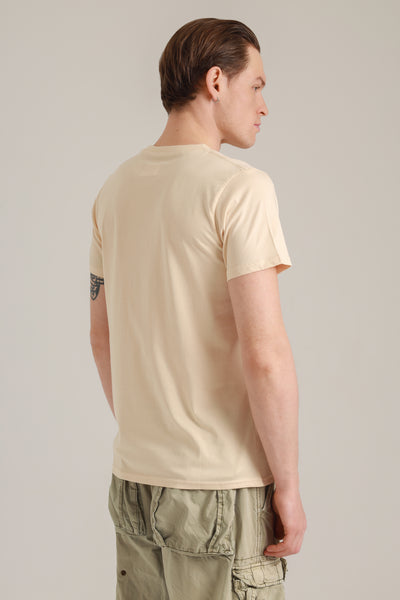 Mann mit nachhaltigem Shirt in Beige mit Insel-Motiv aus Wien seitlich