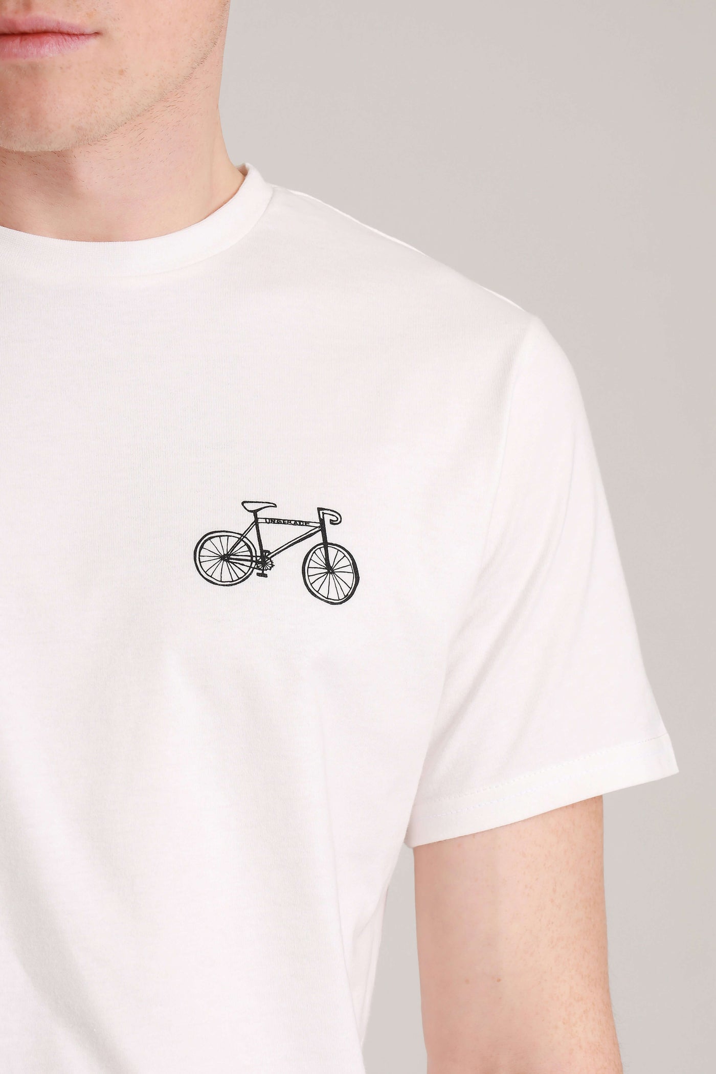 Close Up von fairem Shirt in Weiß mit Bike-Motiv 