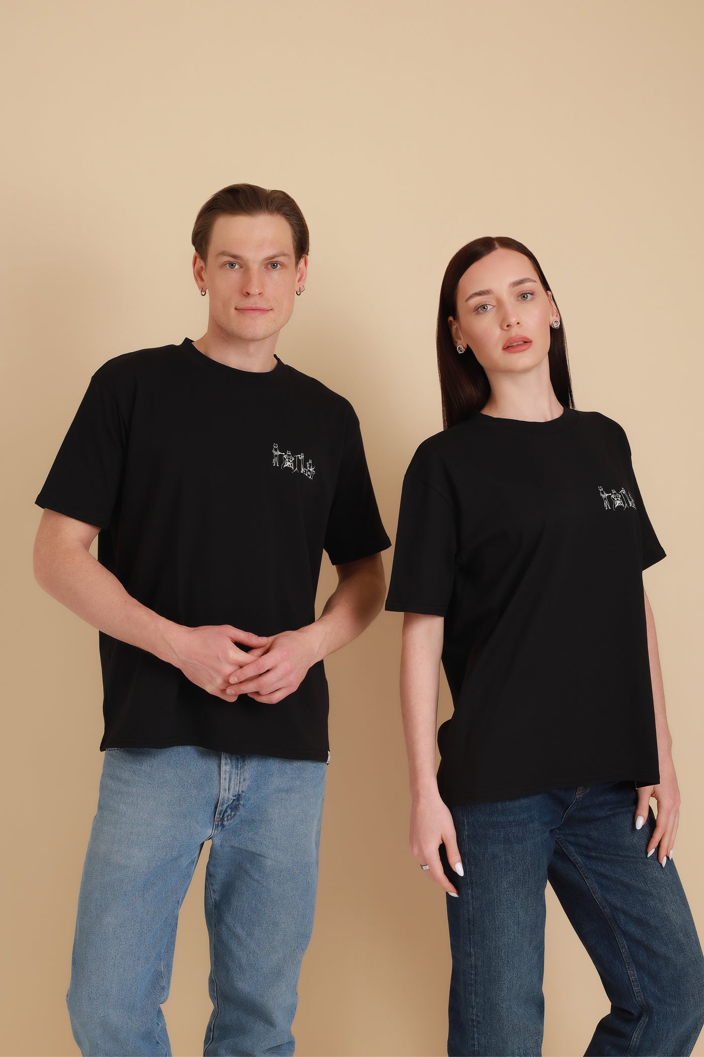 Mann und Frau in nachhaltigem Shirt in Schwarz mit CatBand-Motiv aus Wien von vorne