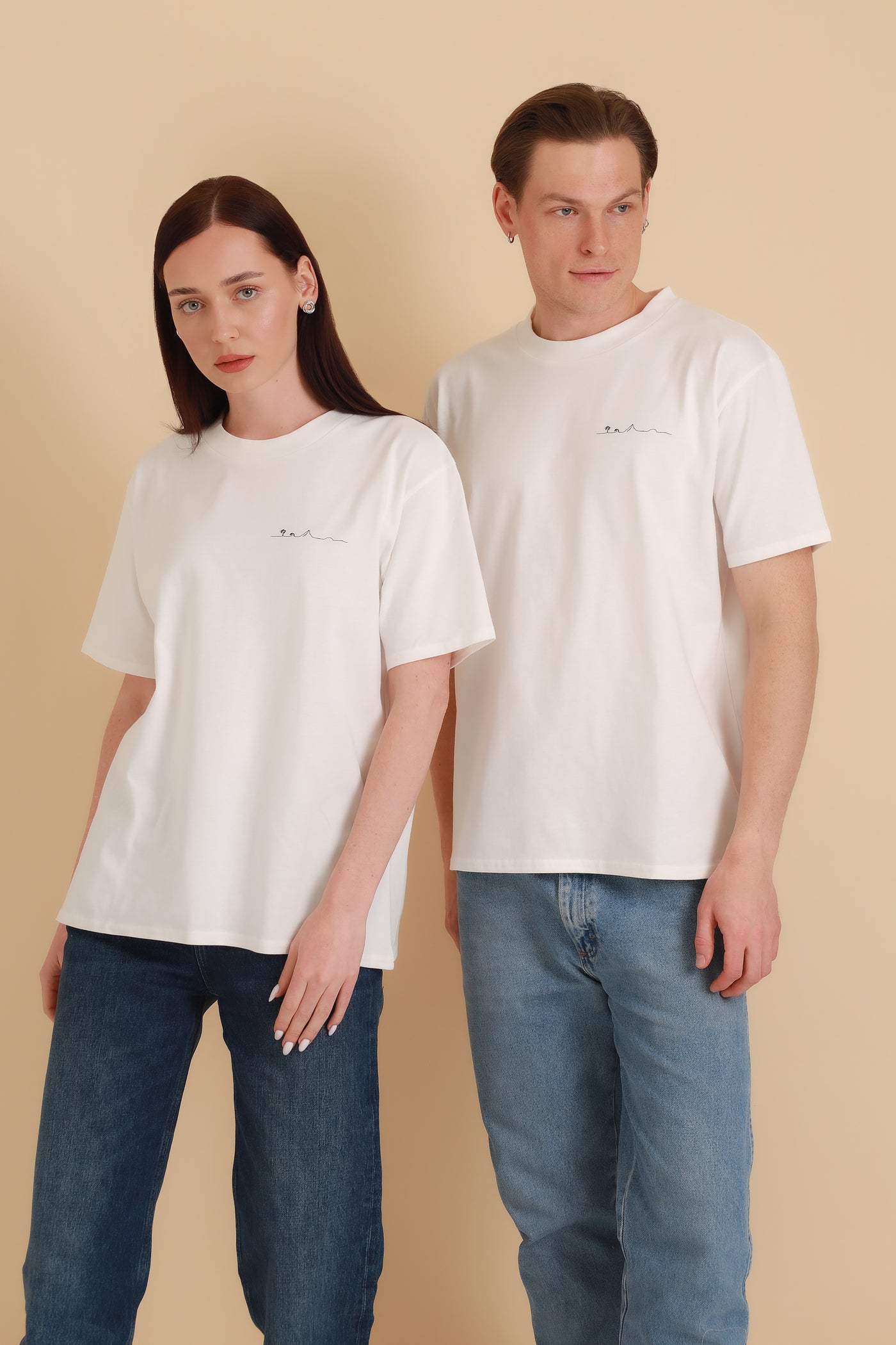 Mann und Frau in nachhaltigem Shirt in Weiß mit Insel-Motiv aus Wien von vorne