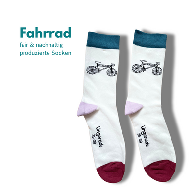 Nachhaltige Socken mit Bike Motiv auf weißem Hintergrund