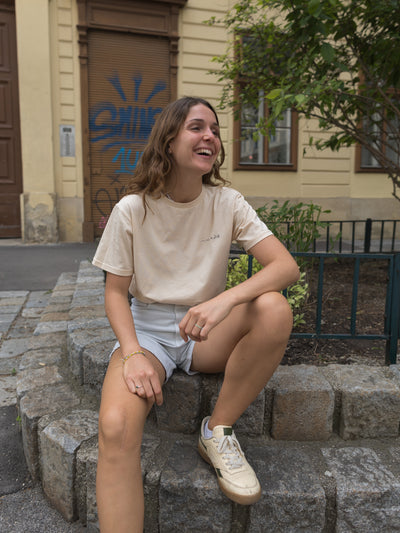 Mädchen in einem nachhaltigen Shirt auf einer Treppe in Wien