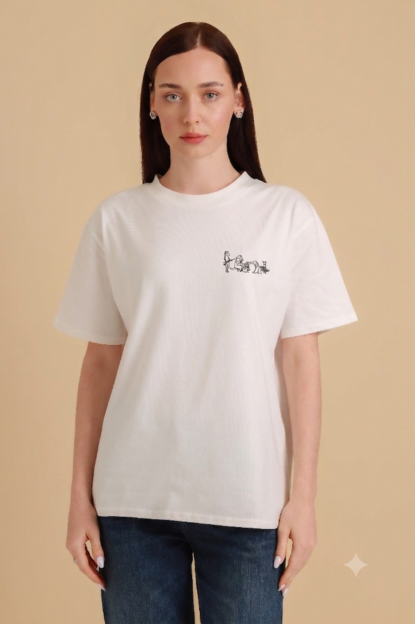 Auf dem Foto: Frau mit weißem Unisex Oversized T-Shirt mit Dog Band-Motiv. das Motiv befindet sich über der linken Brust der Trägerin. Der Druck ist schwarz. Bei der Dog Band handelt es sich um eine Zeichnung aus 4 unterschiedlichen Hunden, die jeweils ein Instrument Spielen (Gitarre, Keyboard,Schlagzeug und Sänger. – Produktfoto von Ungerade Wien, 