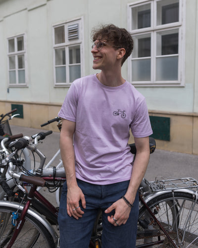 Mann mit lavenderfarbigem nachhaltigsten T-Shirt in Wien 