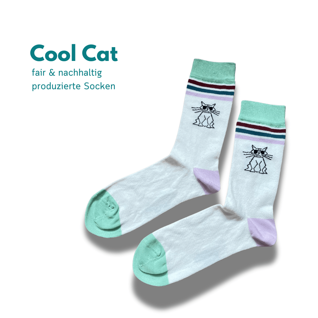 Nachhaltige Socken mit CoolCat Motiv auf weißem Hintergrund