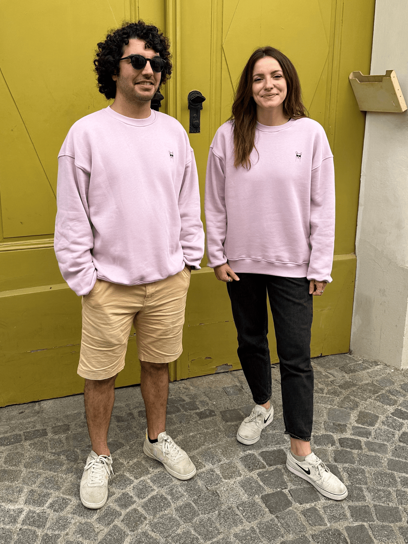 Menschen in fairem Sweateshirt in Lavender mit CoolPaka-Motiv aus Wien