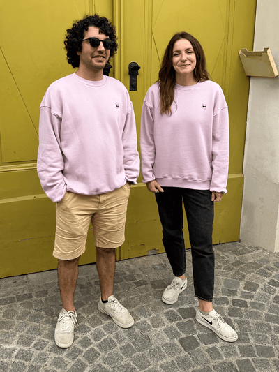 Menschen in fairem Sweateshirt in Lavender mit CoolPaka-Motiv aus Wien