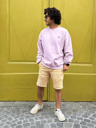 Menschen in fairem Sweateshirt in Lavender mit CoolPaka-Motiv aus Wien von vorne