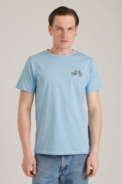 Mann in nachhaltigem Shirt in Blau mit Bike-Motiv aus Wien von vorne