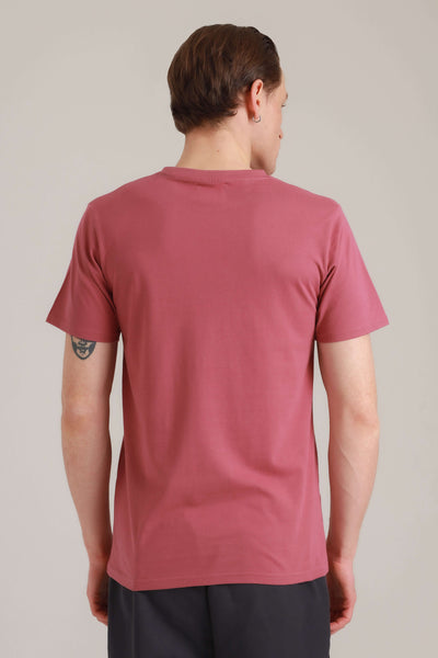 Mann in Fairem Shirt in Rosa mit Rad-Motiv von hinten