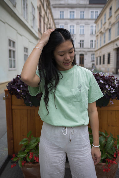 Mädchen mit nachhaltigen Shirt aus Wien