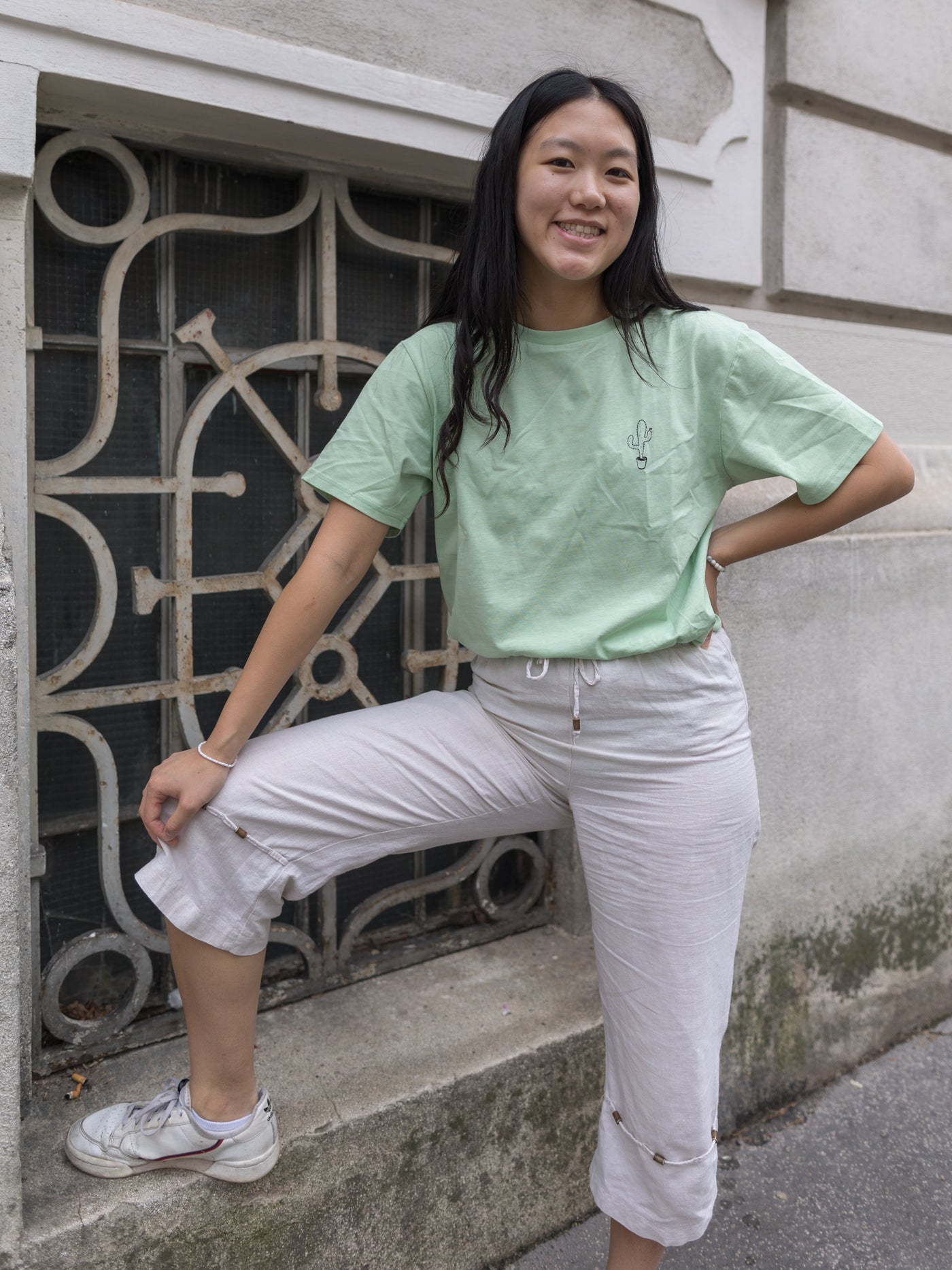 Mädchen mit nachhaltigen Shirt aus Wien