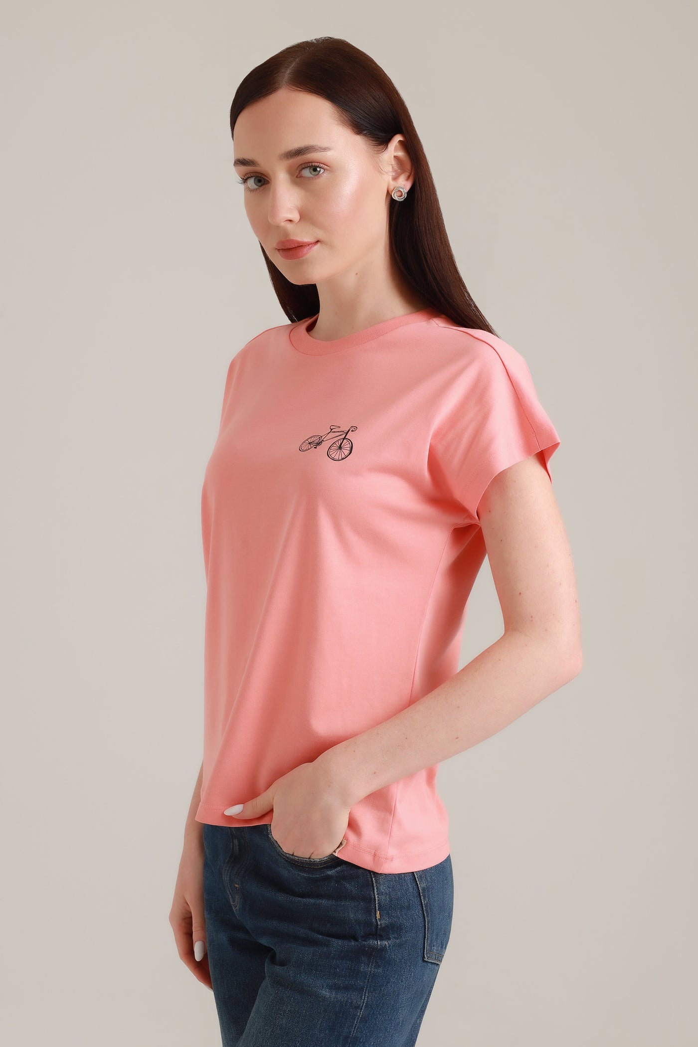  Close Up Frau in fairem Modeshirt in Rosa mit Rad-Motiv aus Wien von Seite