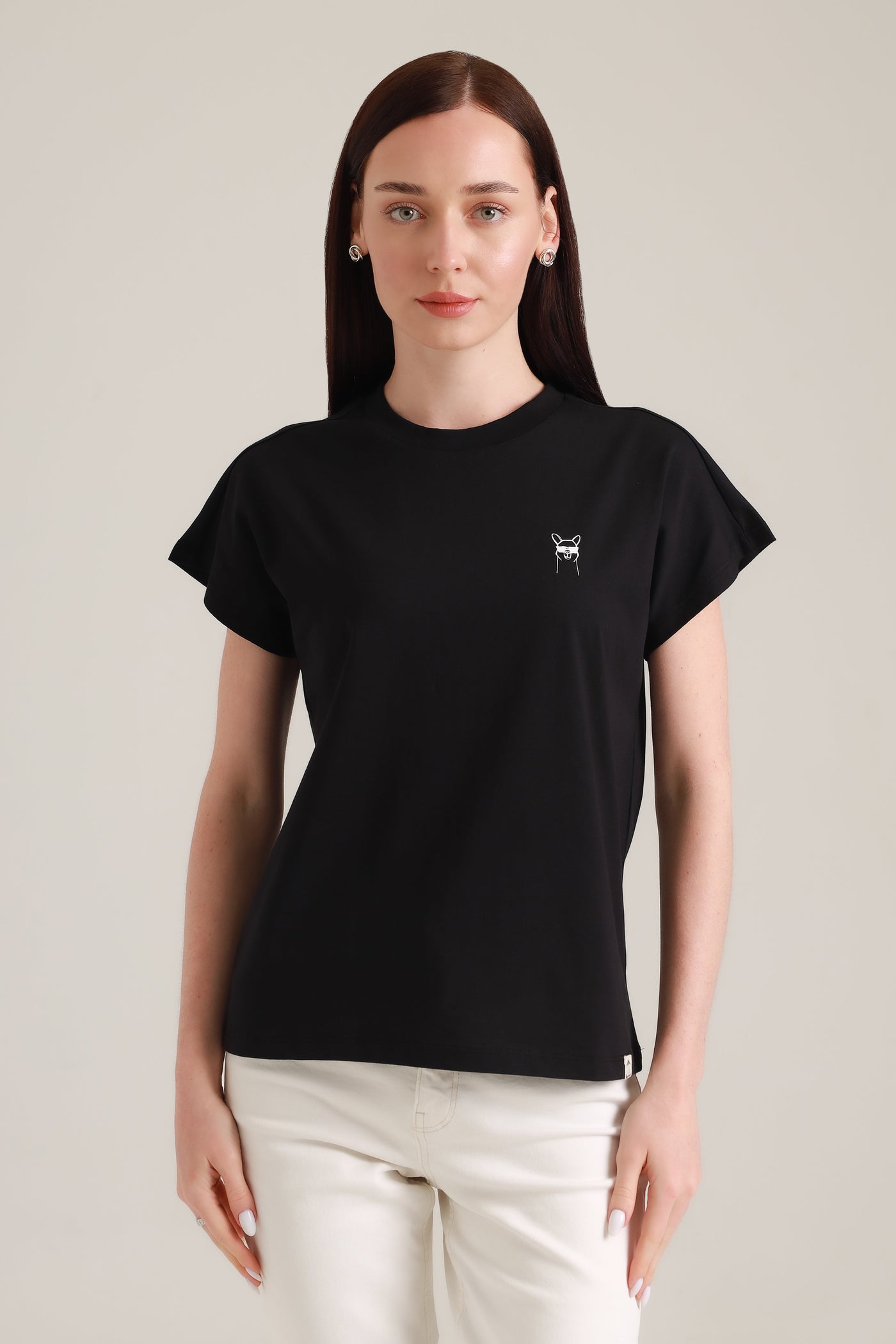  Frau in fairem Mode Tshirt in Schwarz mit CoolPaka-Motiv aus Wien von vorne