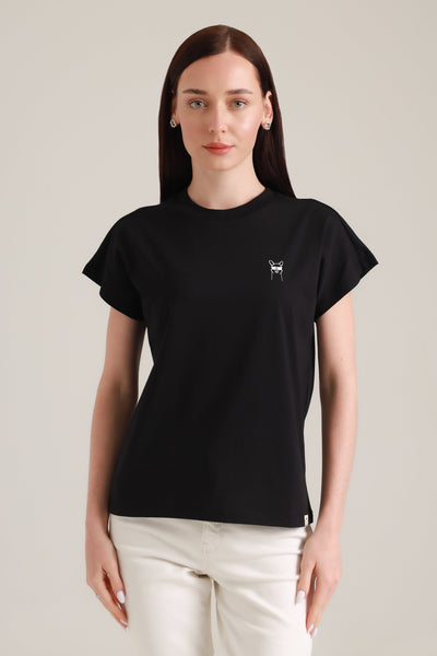  Frau in fairem Mode Tshirt in Schwarz mit CoolPaka-Motiv aus Wien von vorne