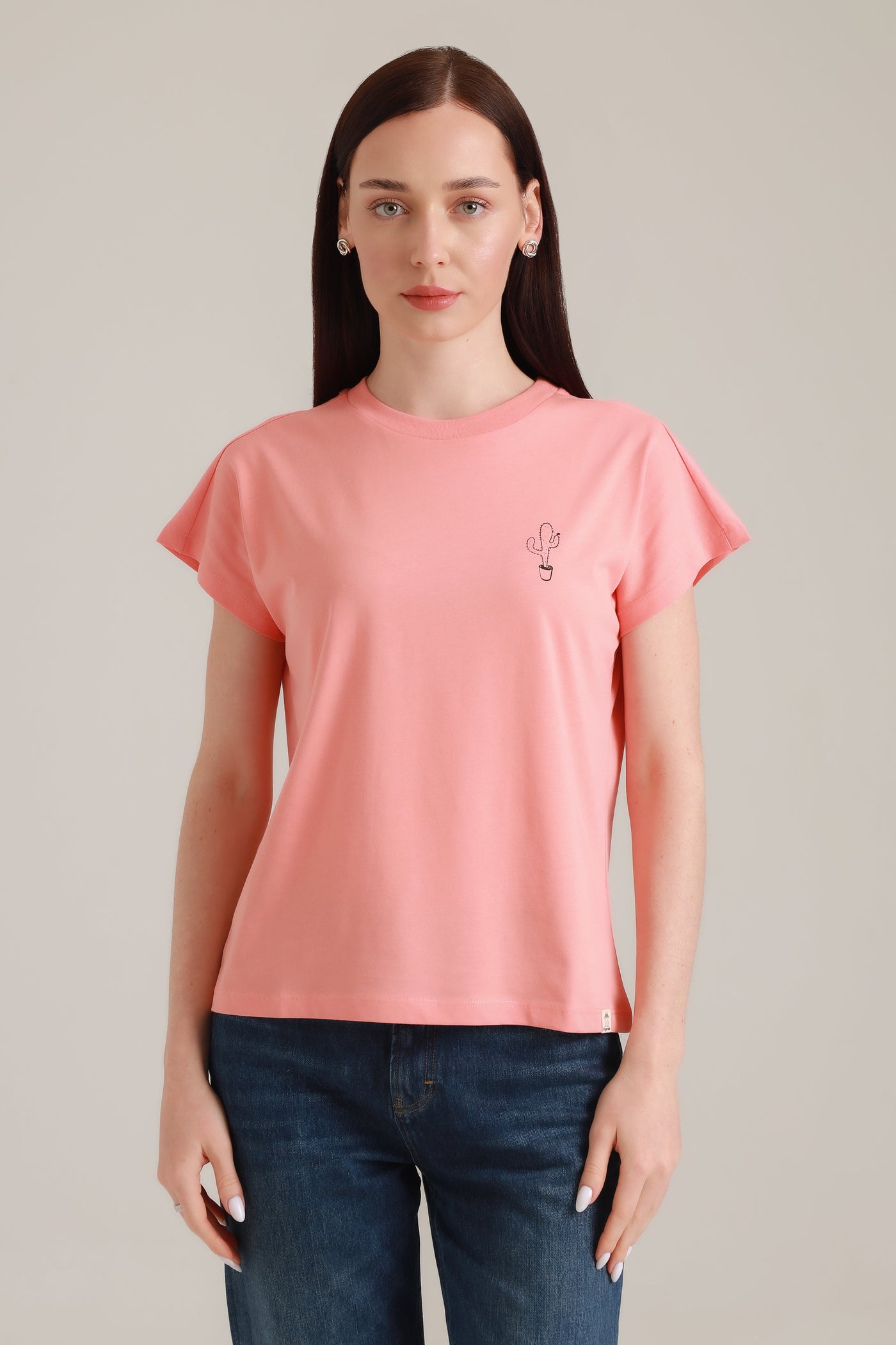  Frau in fairem Modeshirt in Rosa mit Kaktus-Motiv aus Wien von vorne