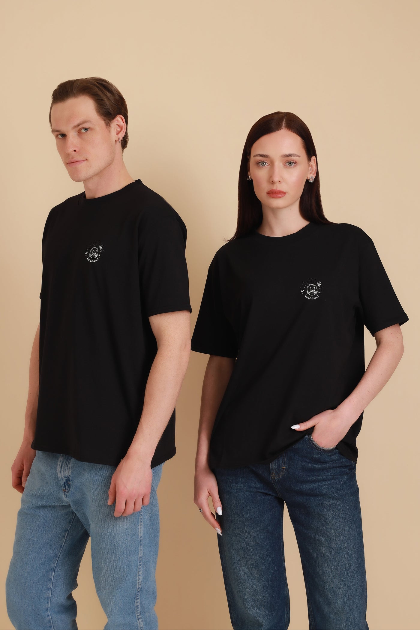 Mann und Frau in nachhaltigem Shirt in Schwarz mit SpaceCat Motiv aus Wien von vorne