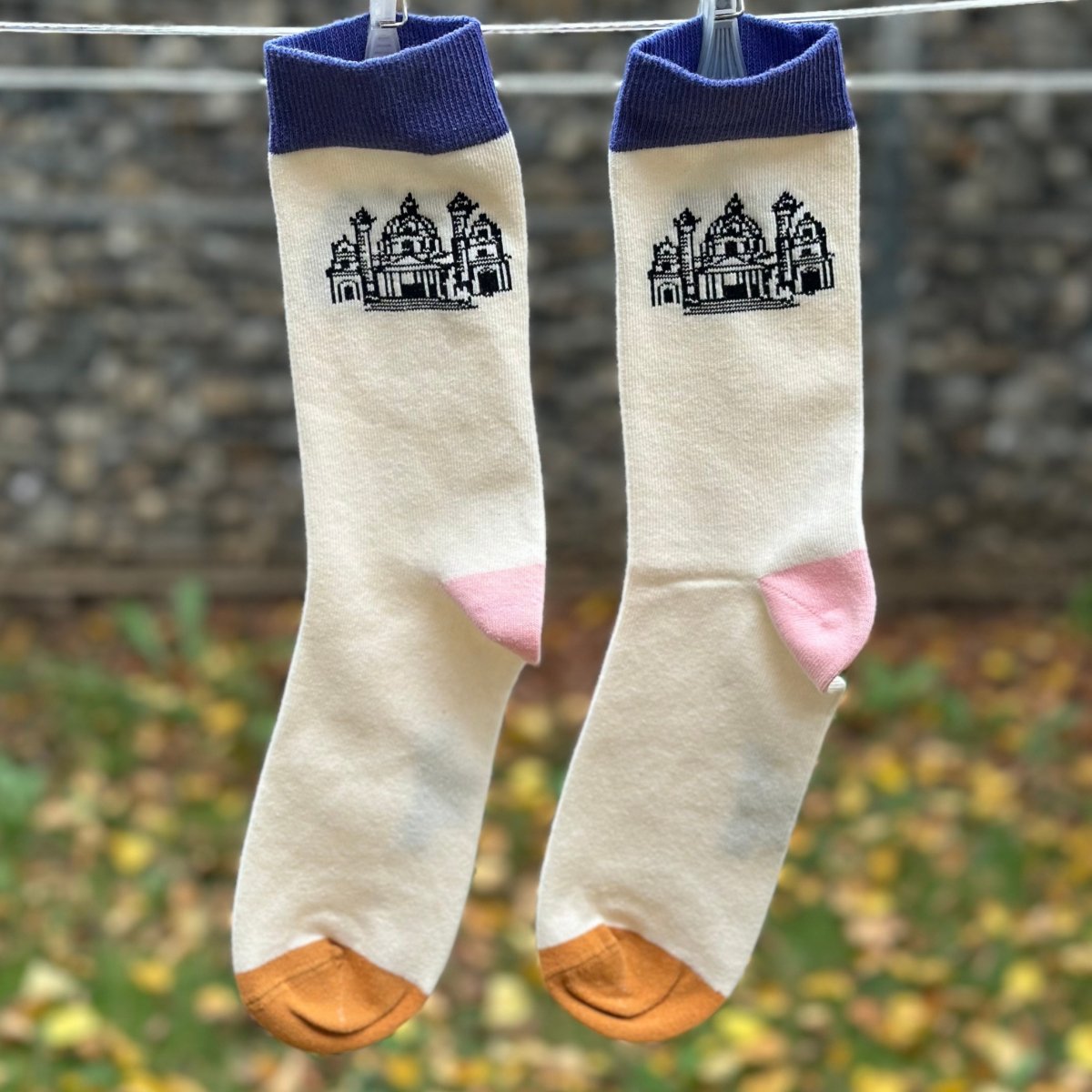 Vienna Dome – Bio-Baumwollsocken inspiriert von der Wiener Karlskirche - Ungerade Wien