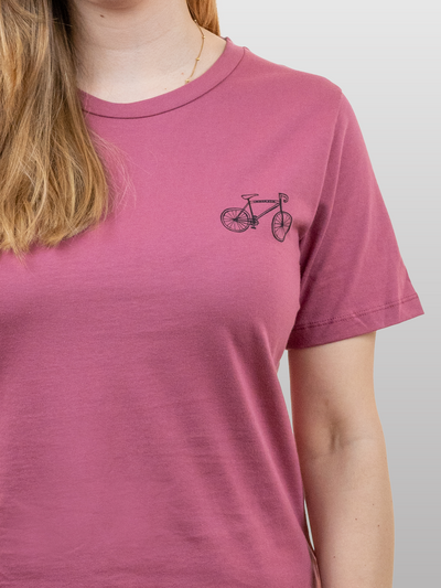 Close-Up von Frau mit nachhaltigem rosa Baumwollshirt mit Fahrradmotiv von vorne 