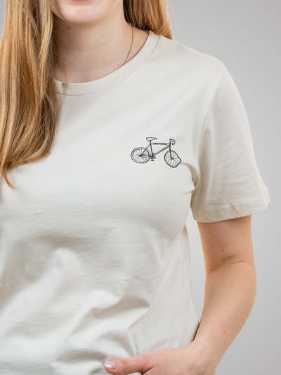 Close-Up von Frau mit nachhaltigem weißen Baumwollshirt mit Fahrradmotiv von vorne 