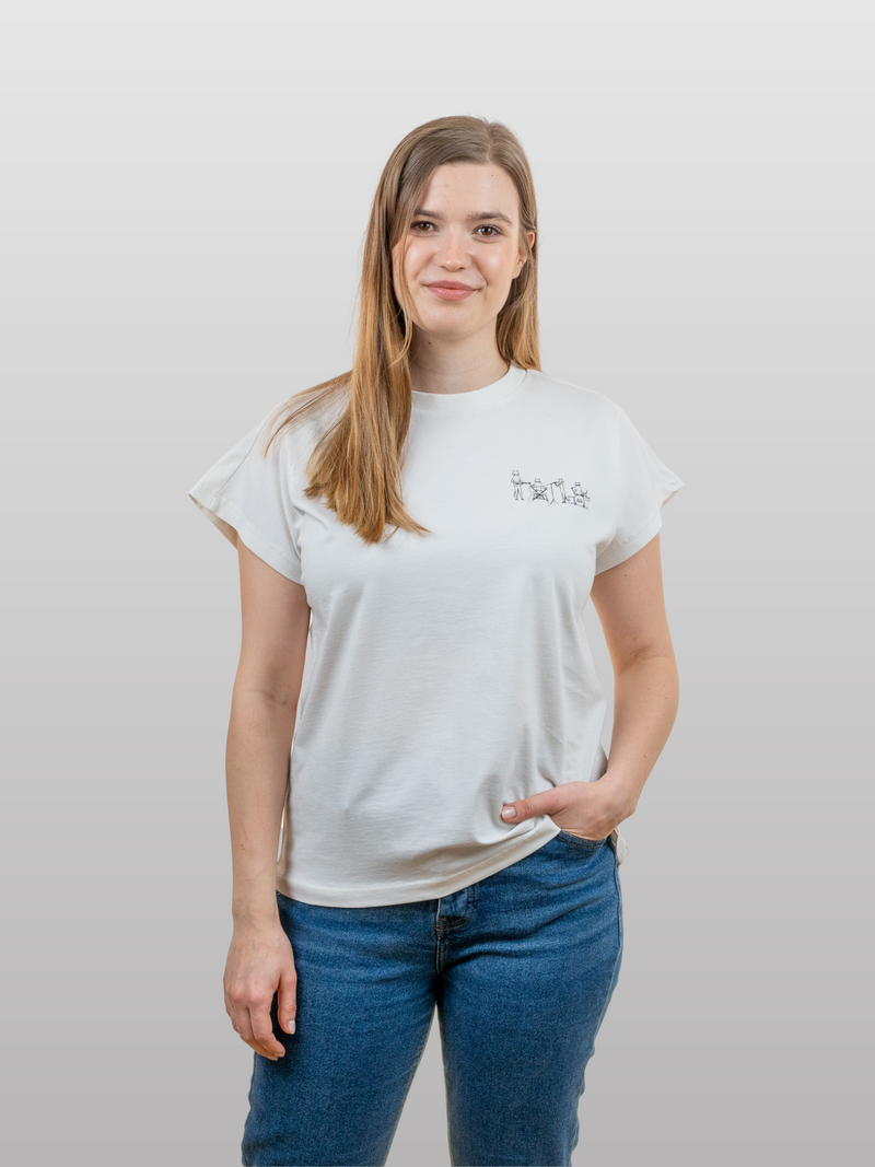 Frau mit nachhaltigem weißen Baumwollshirt mit Katzenbandmotiv drinnen von vorne 