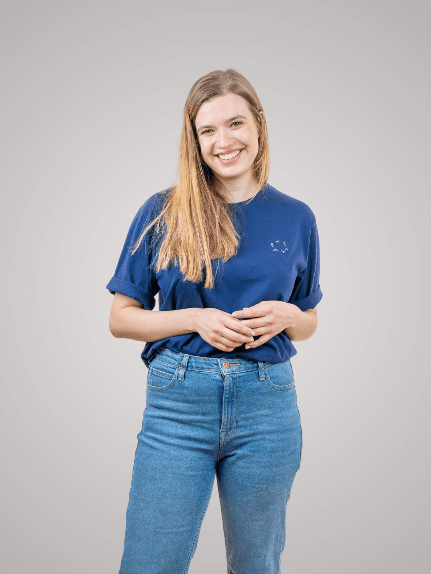 Frau mit nachhaltigem rosa Baumwollshirt mit Yogamotiv von vorne 