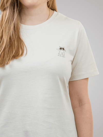 Close-Up von Frau mit nachhaltigem weißen Baumwollshirt mit Coolcatmotiv von vorne 