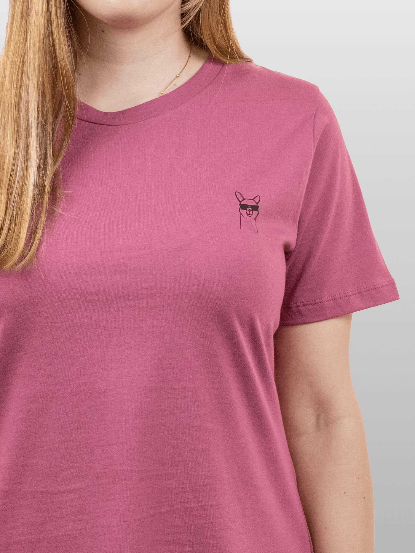 Close-Up von Frau mit nachhaltigem rosa Baumwollshirt mit Coolpakamotiv drinnen von vorne 