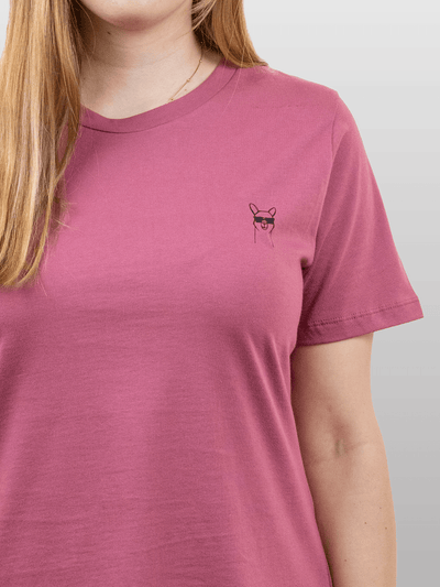 Close-Up von Frau mit nachhaltigem rosa Baumwollshirt mit Coolpakamotiv drinnen von vorne 