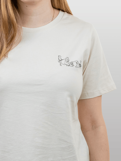 Close-Up von Frau mit nachhaltigem weißen Baumwollshirt mit Katemnbandmotiv drinnen von vorne