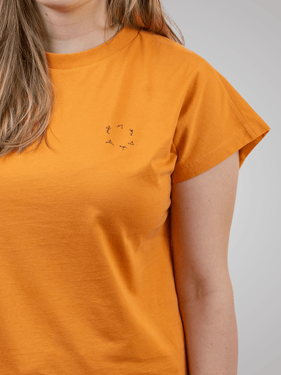 Close-Up von anchhaltigem pfirsichfarbenen Baumwollshirt mit YOGAmotiv 